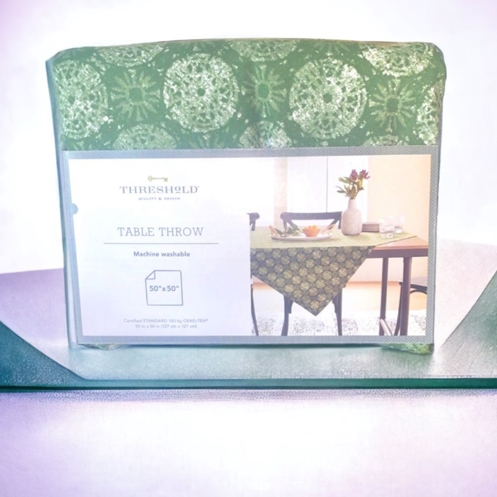Table/Picnic Throw.  Color Green/White 💚